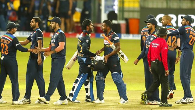 Dhananjaya de Silva, Chamika Karunaratne take Sri Lanka over finish line in nervy second T20I against India Dhananjaya de Silva, Chamika Karunaratne take Sri Lanka over finish line in nervy second T20I against India