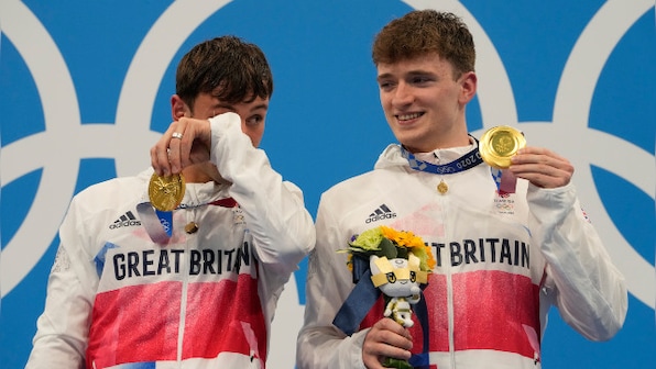 Tokyo Olympics 2020: Emotional Tom Daley pays tribute to late father after winning gold in synchronised 10m platform diving