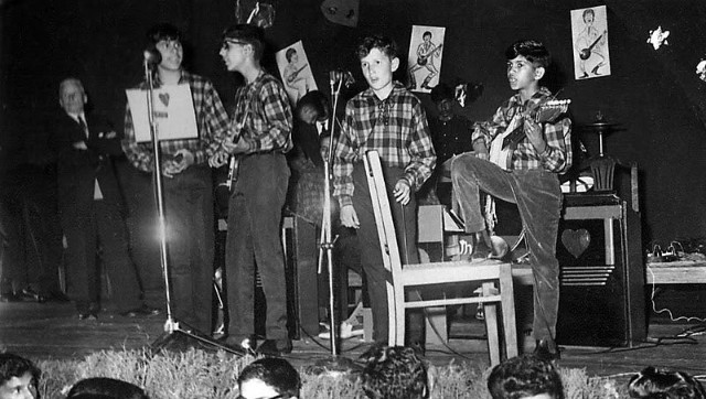 Anand Mahindra shares throwback photo from school; Twitter users applaud his ‘style and swag’ Anand Mahindra shares throwback photo from school; Twitter users applaud his ‘style and swag’