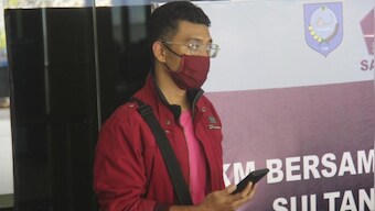 COVID-19 positive man from Indonesia boards flight disguised as wife; gets arrested