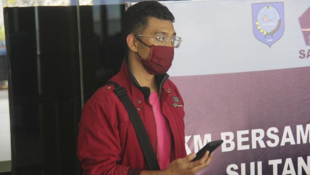 COVID-19 positive man from Indonesia boards flight disguised as wife; gets arrested COVID-19 positive man from Indonesia boards flight disguised as wife; gets arrested