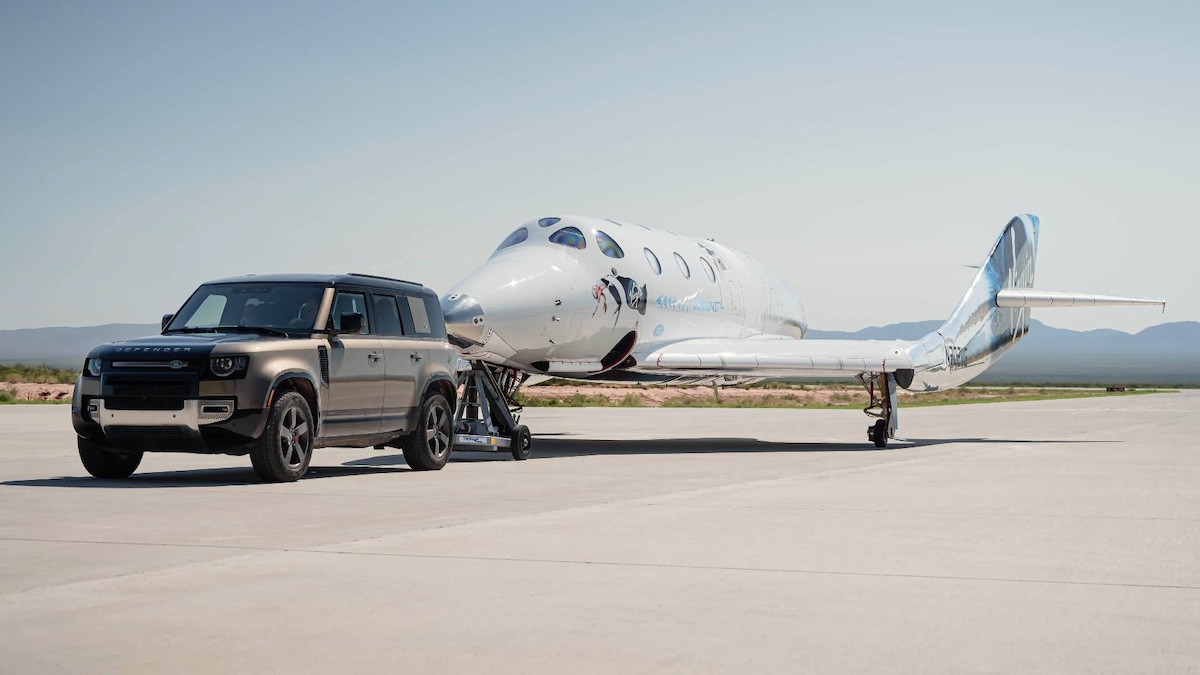 Land Rover Defender 110 tows Virgin Galactic’s Unity 22 spacecraft: Watch video