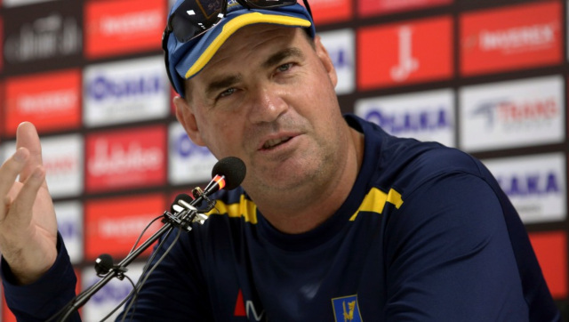 Watch: Sri Lanka coach Mickey Arthur, captain Dasun Shanaka caught in heated argument after losing to India in 2nd ODI Watch: Sri Lanka coach Mickey Arthur, captain Dasun Shanaka caught in heated argument after losing to India in 2nd ODI