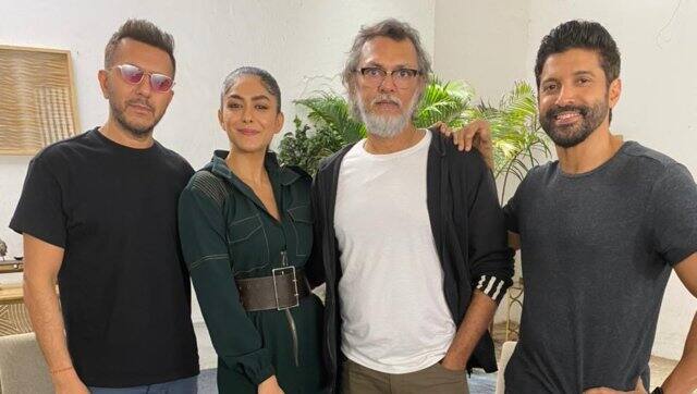 Produer Ritesh Sidhwani, Mrunal Thakur, director Rakeysh Omprakash Mehra, and Farhan Akhtar. Twitter @_bollywoodtown 