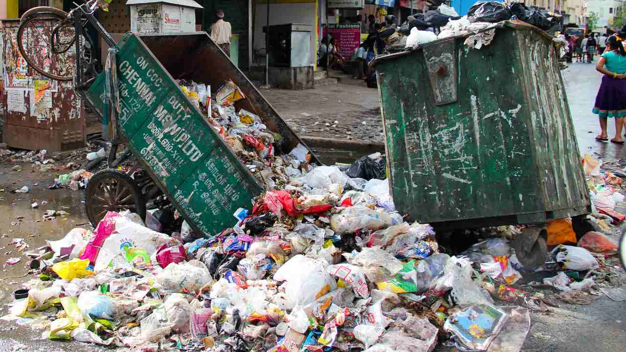 In India, 60 percent of plastic waste (15,384 tonnes) is collected and recycled, while the rest is uncollected and littered in the environment. Image credit: India Water Portal/Flickr