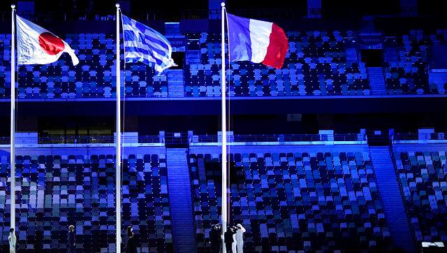 Anne Hidalgo, Mayor of Paris, center, stands with International Olympic Committee’s President Thomas Bach, second left, as they raise up the flag of France during the closing ceremony. AP/David Goldman