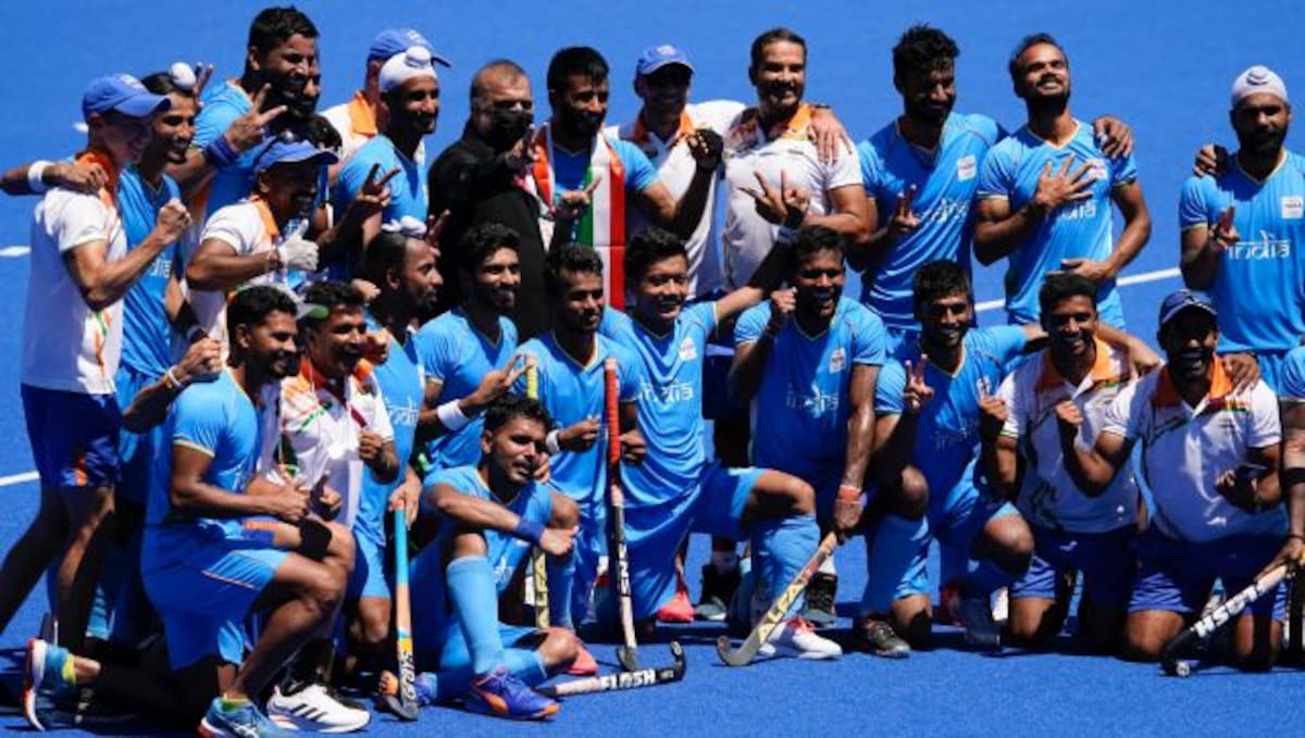 Odisha Chief Minister Naveen Patnaik awarded the Indian athletes of men's and women's hockey teams