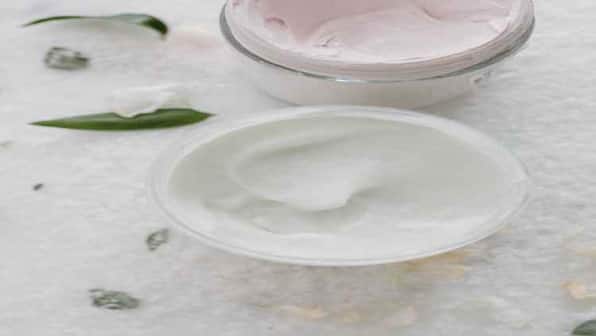 Luxurious treatment masks to care for your hair.