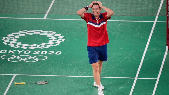 Olimpiade Tokyo 2020: Viktor Axelsen mengalahkan juara Rio Chen Long dalam pertandingan back-to-back untuk memenangkan emas bulu tangkis di tunggal putra