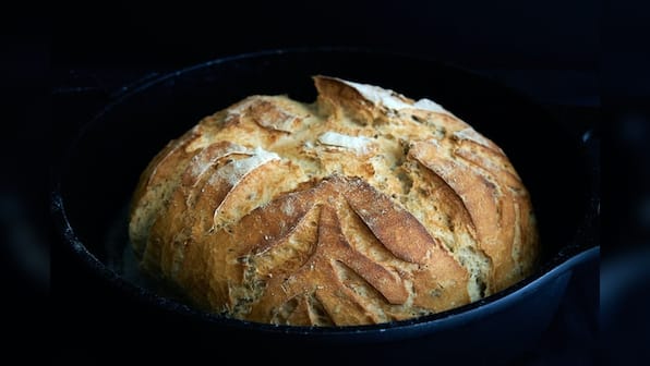 Round cake pans to make baking fun again.