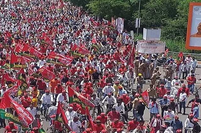 Akhilesh Yadav embarks on cycle yatra, says confident of winning 400 seats Akhilesh Yadav embarks on cycle yatra, says confident of winning 400 seats