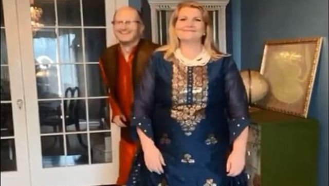 Internet's 'Dancing Dad' and wife celebrate 25th wedding anniversary by dancing to ‘Chammak Challo’ Internet's 'Dancing Dad' and wife celebrate 25th wedding anniversary by dancing to ‘Chammak Challo’