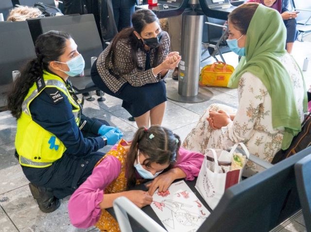 Di Inggris, pengungsi Afghanistan disambut dengan sangat Inggris - anak-anak diberi paket krayon, orang dewasa diberi paket makanan dengan sandwich, dan Priti Patel, Menteri Dalam Negeri Inggris, berbicara kepada keluarga pada saat kedatangan mereka.  Kredit gambar: Agence France-Presse