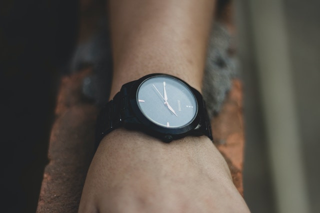 Show off your style with these black dialled analogue watches Show off your style with these black dialled analogue watches