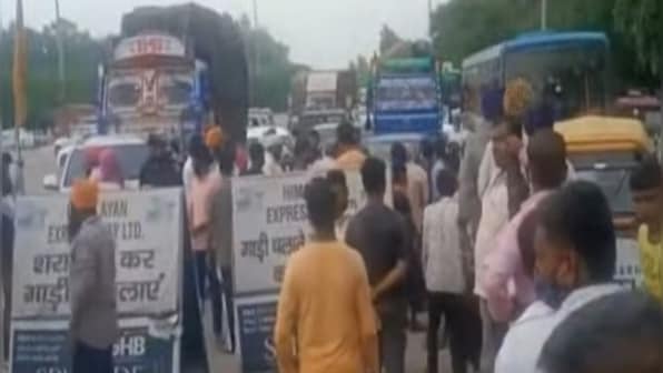 Day after police lathicharge farmers in Karnal, Punjab cultivators burn effigies and block roads