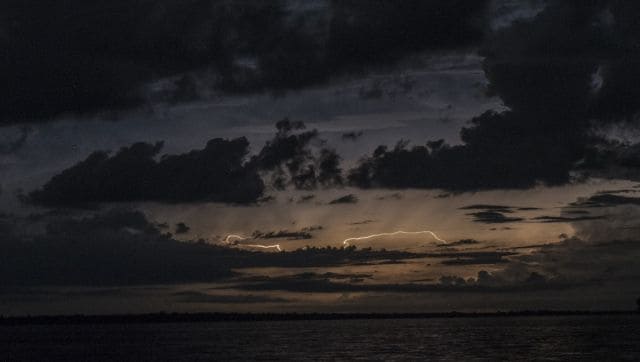 La NASA dice que el lago de Maracaibo tiene una geografía y un clima únicos que son ideales para el desarrollo de tormentas eléctricas.  Ubicado a lo largo de parte de las montañas de los Andes, las tormentas se forman por la noche cuando la brisa fresca de la montaña choca con el aire cálido y húmedo del lago.  AFP