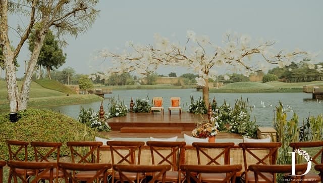 People have been choosing smaller, more tasteful and personal weddings. Young people are beginning to pay for their own weddings and thus make their own decisions how they want to do it, says Narain