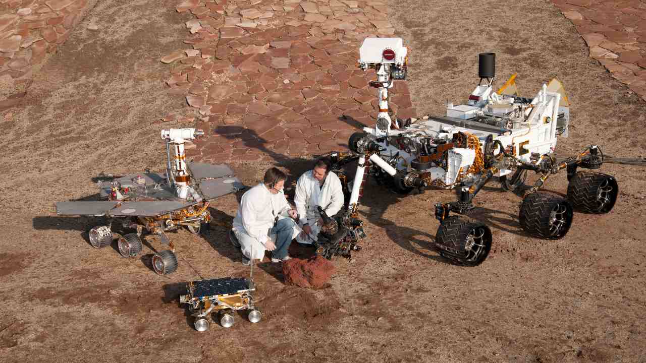 전면과 중앙은 화성 패스파인더 프로젝트의 일환으로 1997년 화성에 착륙한 최초의 화성 탐사 로버인 소저너(Sojourner)의 백업 비행입니다.  왼쪽은 2004년 화성에 착륙한 Spirit and Opportunity의 형제인 실험용 화성 탐사 로버 프로젝트 테스트 차량입니다. 오른쪽은 프로젝트 우주선 크기의 화성 과학 연구소에서 실험 중인 화성 테스트 로버입니다. 2012년 8월 화성에 착륙하는 큐리오시티. 프레임에서 길을 잃은 인내 로버.  이미지 크레디트: NASA