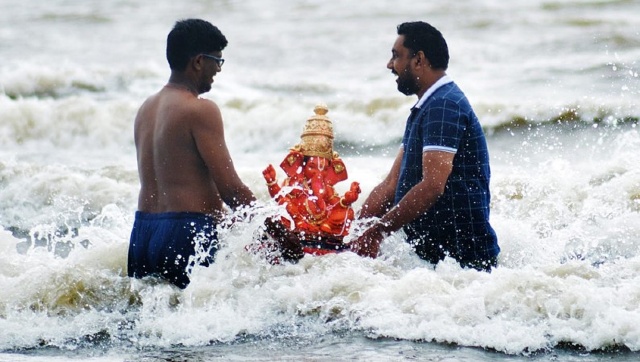 Ganesh Visarjan 2021: Devotees bid farewell to Lord Ganesha in Maharashtra amid high security Ganesh Visarjan 2021: Devotees bid farewell to Lord Ganesha in Maharashtra amid high security