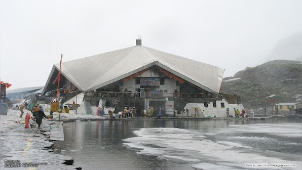 Uttarakhand: Portals of Hemkund Sahib open for devotees