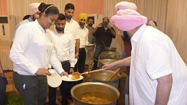 Discus thrower Kamalpreet Kaur is served by Punjab Chief Minister Captain Amarinder Singh 