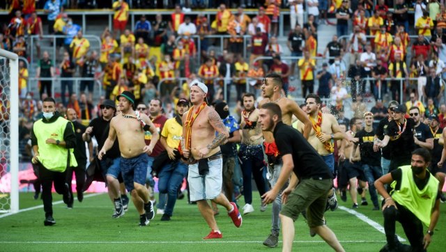 Ligue 1: Lens ordered to play behind closed doors after pitch invasion during Lille match Ligue 1: Lens ordered to play behind closed doors after pitch invasion during Lille match