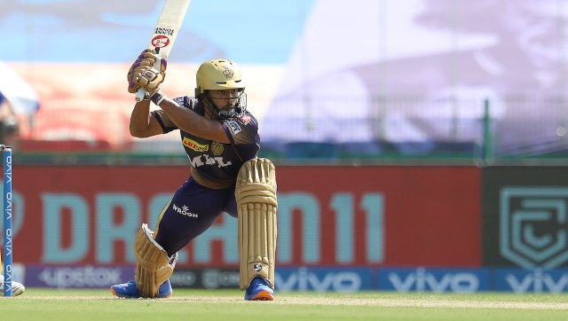 केकेआर ने अबू धाबी में पहले बल्लेबाजी करने का फैसला किया और राहुल त्रिपाठी ने तीसरे नंबर पर 33 रन पर 45 रन बनाकर उन्हें मजबूत शुरुआत करने में मदद की। छवि: स्पोर्टज़पिक्स