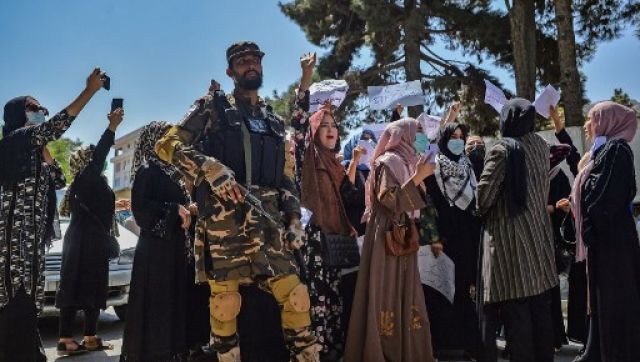 Image of Afghan woman standing up to armed Taliban fighter goes viral; iconic, say social media users Image of Afghan woman standing up to armed Taliban fighter goes viral; iconic, say social media users