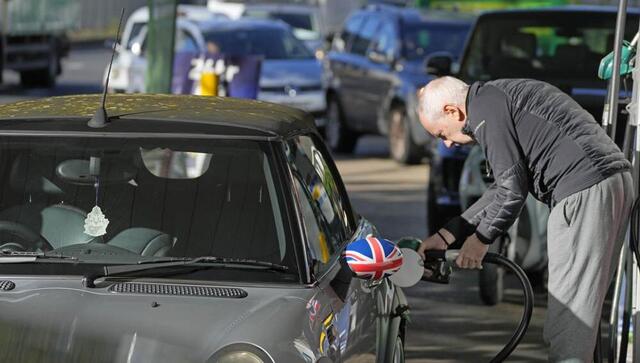 UK fuel shortage: British troopers will drive fuel tankers, deliver supplies to forecourts UK fuel shortage: British troopers will drive fuel tankers, deliver supplies to forecourts