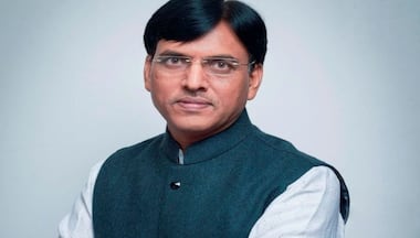 Plain-clothed health minister hit by security guard during surprise visit to Safdarjung hospital