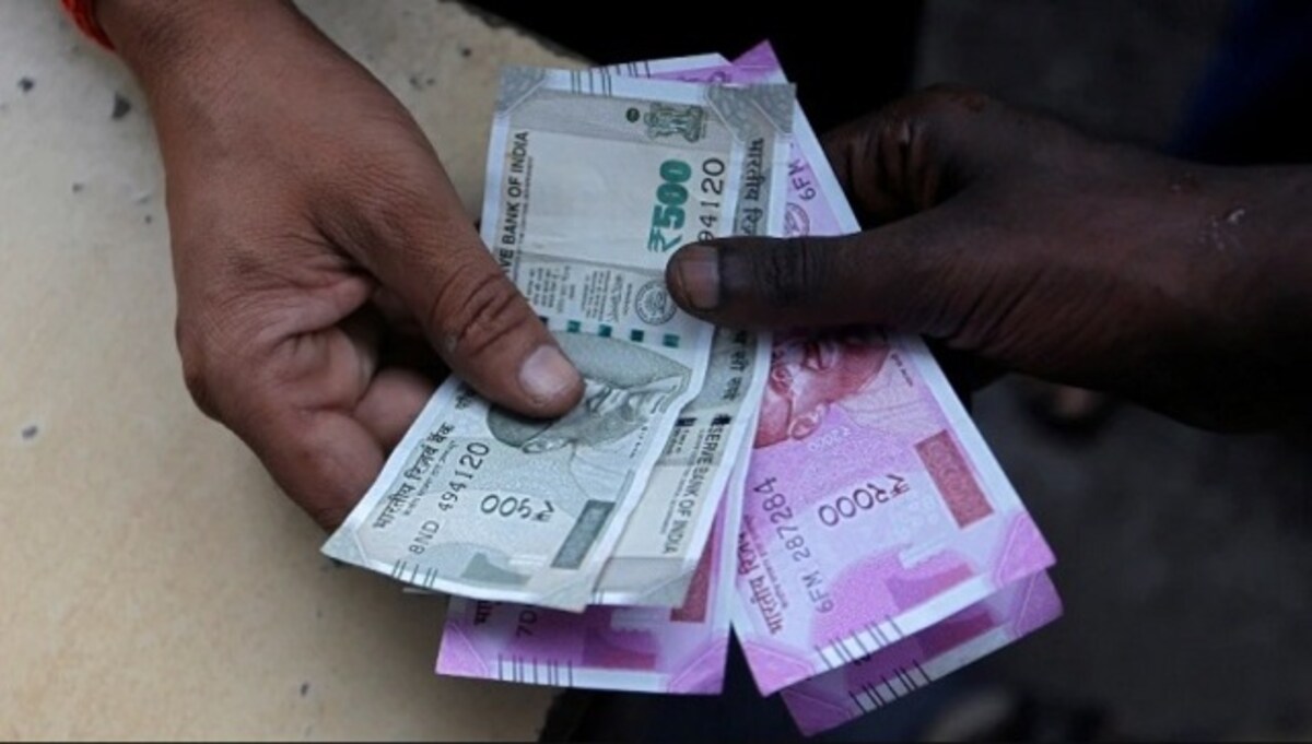 Rupee Slips 16 Paise To 74 55 Against Us Dollar In Early Trade
