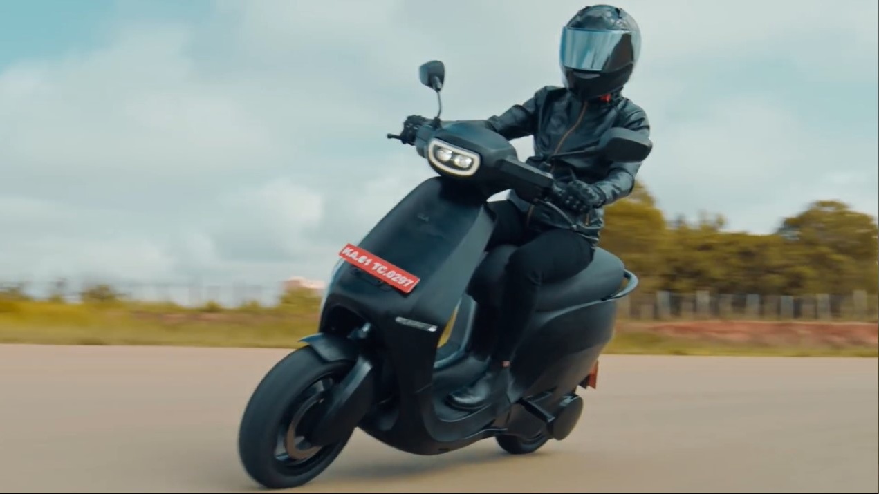 Tamil Nadu: One more electric scooter goes up in flames as EV mishaps continue in India Tamil Nadu: One more electric scooter goes up in flames as EV mishaps continue in India