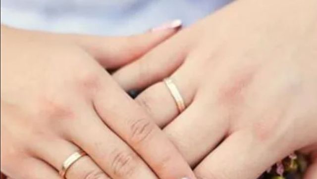 Couple gets married at US-Canada border to allow bride's family to attend wedding amid COVID-19 curbs Couple gets married at US-Canada border to allow bride's family to attend wedding amid COVID-19 curbs