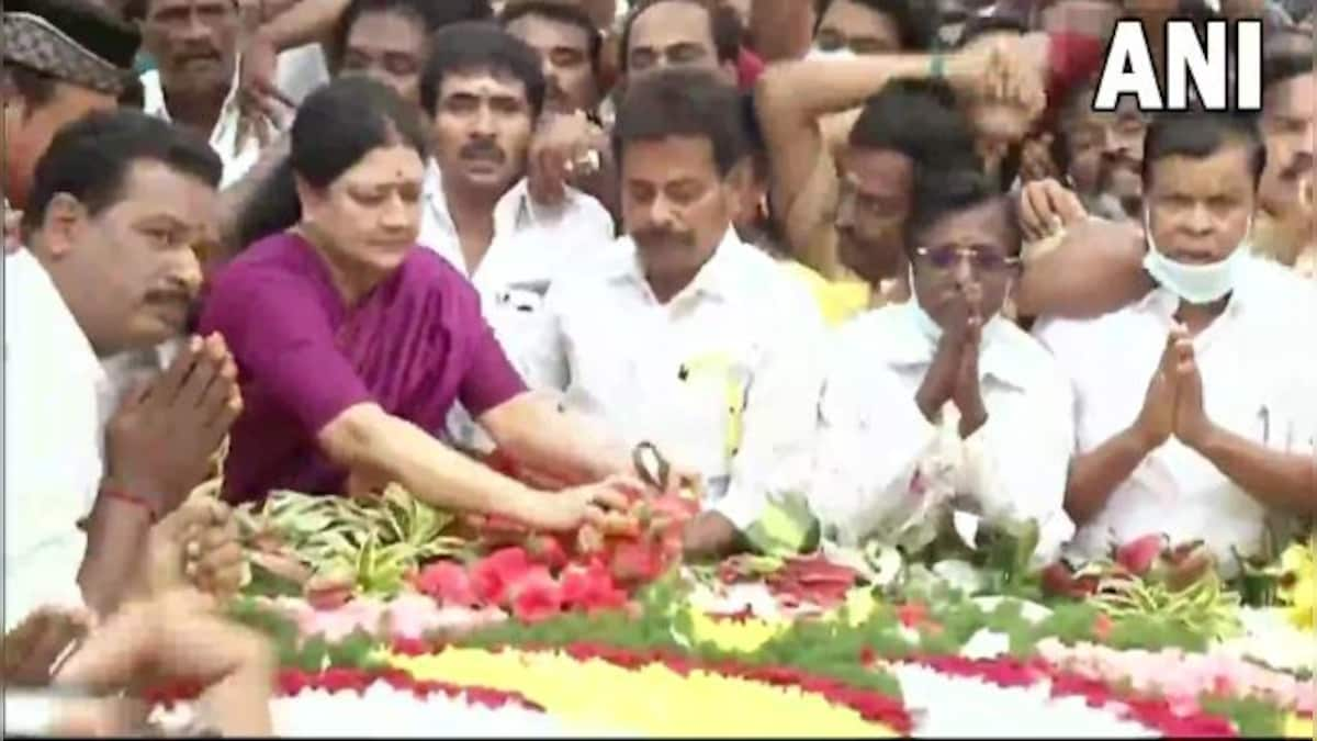 Day ahead of AIADMK’s 50th anniversary, a teary-eyed Sasikala visits Jaya mausoleum