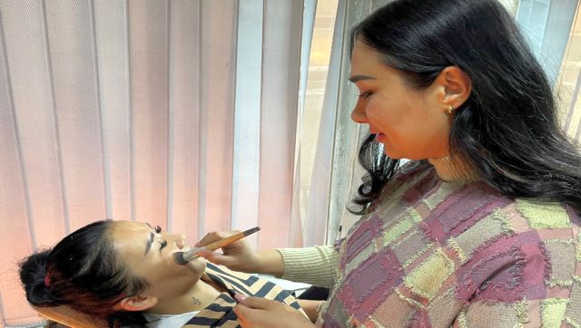In Taliban-controlled Kabul, a beauty salon becomes a refuge for women In Taliban-controlled Kabul, a beauty salon becomes a refuge for women