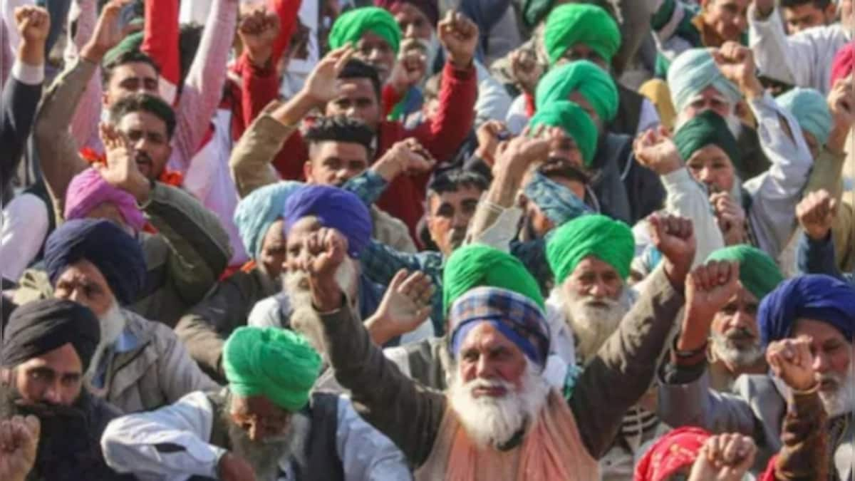 Farmers mark ‘Vijay Diwas’ at Singhu and Tikri protest site today, begin journey back home