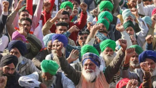 Farmers mark ‘Vijay Diwas’ at Singhu and Tikri protest site today, begin journey back home