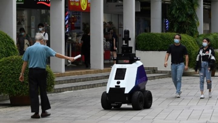 Singapore patrol robots blast warnings at people engaging in ‘undesirable' behaviour, fuel privacy concerns