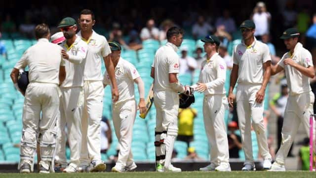 Australia's players celebrate after Australia defeated England and retained the Ashes on the final day of the fifth Ashes cricket Test match at the SCG in Sydney on January 8, 2018. (Photo by WILLIAM WEST / AFP) / --IMAGE RESTRICTED TO EDITORIAL USE - STRICTLY NO COMMERCIAL USE--