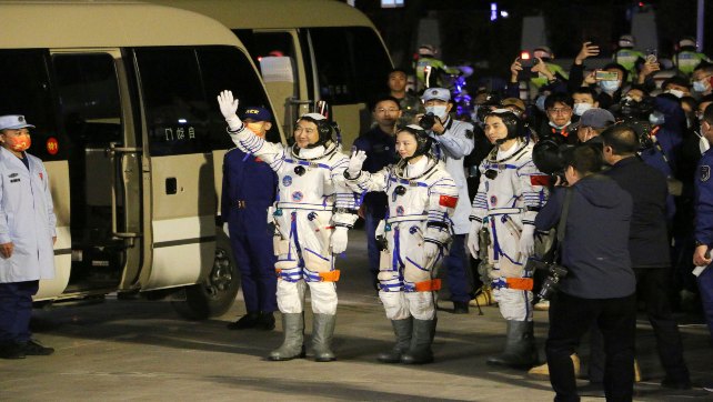 China's Shenzhou-13 spacecraft carrying three astronauts docks, kicks off record-setting 6-month mission China's Shenzhou-13 spacecraft carrying three astronauts docks, kicks off record-setting 6-month mission