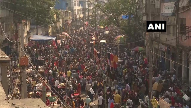 Delhi markets witness huge rush of shoppers ahead of Diwali amid COVID scare Delhi markets witness huge rush of shoppers ahead of Diwali amid COVID scare