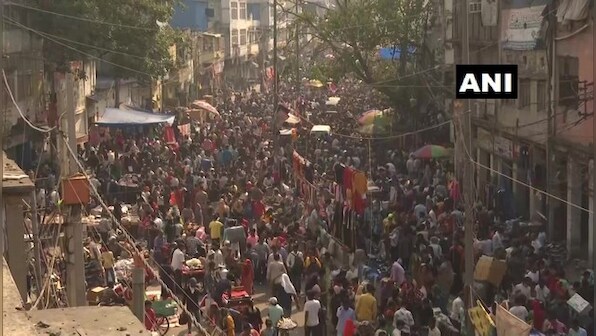 Delhi markets witness huge rush of shoppers ahead of Diwali amid COVID scare