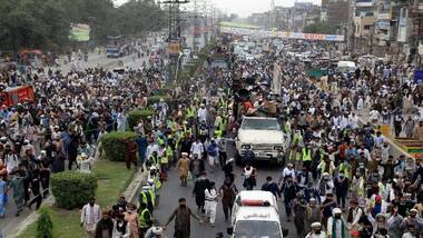 Thousands of supporters seeking release of Islamist leader Saad Rizvi march to Pakistan capital