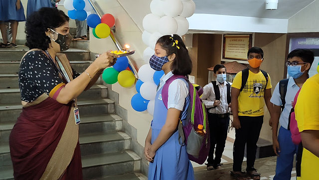 Mumbai: Students receive rousing welcome from teachers as schools across city reopen after 18 months Mumbai: Students receive rousing welcome from teachers as schools across city reopen after 18 months