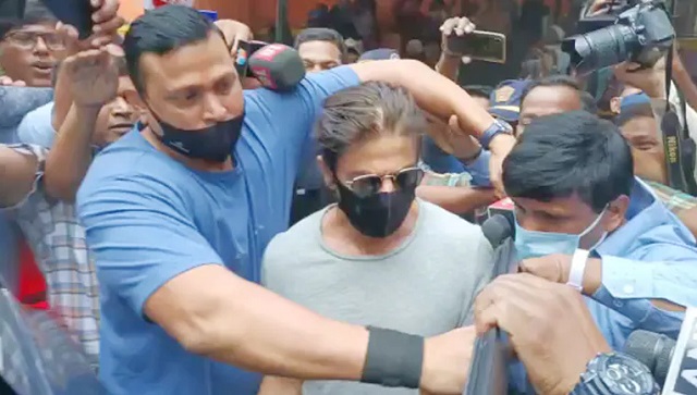 Shah Rukh Khan visits son Aryan at Arthur Road jail in Mumbai amid heavy police security Shah Rukh Khan visits son Aryan at Arthur Road jail in Mumbai amid heavy police security