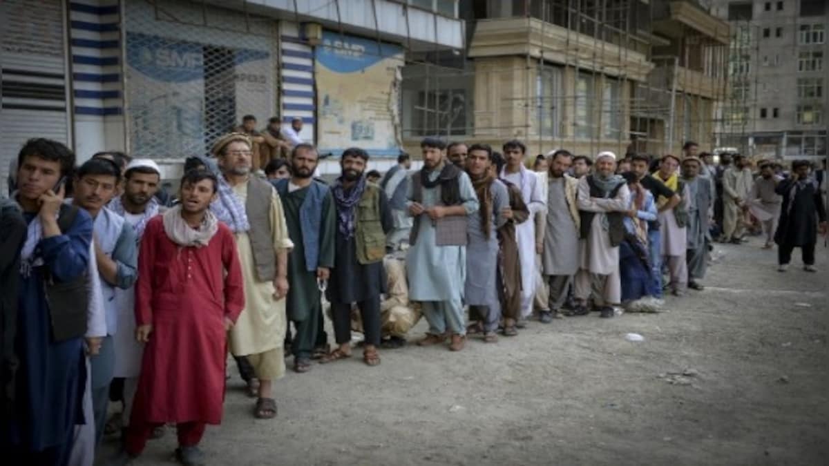 Afghans flock to Iranian border in large numbers, but few can cross