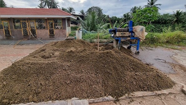 26-yr-old civil engineer quits corporate job to sell cow dung, milk; earns millions