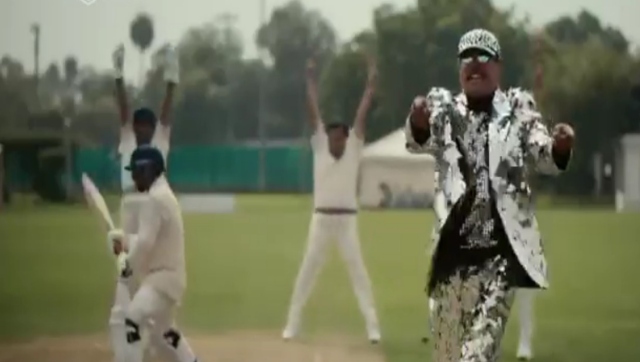 Cricket icon Kapil Dev mimics Ranveer Singh in new CRED ad, takes social media by storm Cricket icon Kapil Dev mimics Ranveer Singh in new CRED ad, takes social media by storm