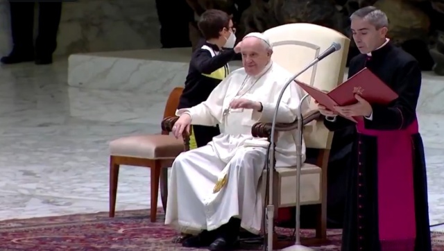 Ten-year-old boy tries to steal white cap of Pope Francis; watch viral video here Ten-year-old boy tries to steal white cap of Pope Francis; watch viral video here