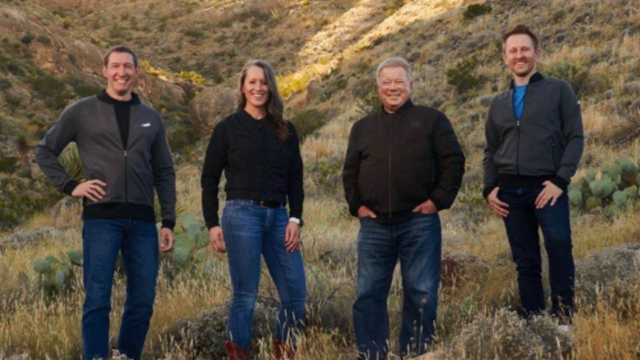 Jeff Bezos offered actor Tom Hanks a seat on Blue Origin's spaceflight for "28 million bucks or something" Jeff Bezos offered actor Tom Hanks a seat on Blue Origin's spaceflight for "28 million bucks or something"